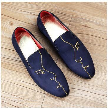 Men Simple Loafers With Side Face Embrodiery Details